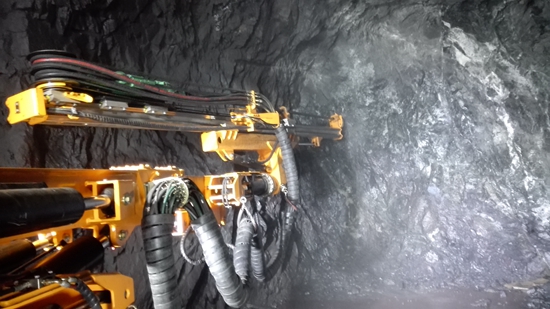 開山全液壓(yā)鑽機在海南石(shí)碌鐵礦工作現(xian)場