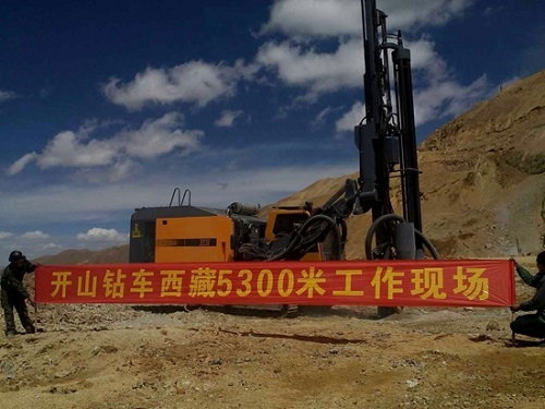 開山全(quán)液壓鑽機青藏高(gao)原5300米工作現場 開山全液壓(yā)鑽機青藏高原5300米(mǐ)工作現場