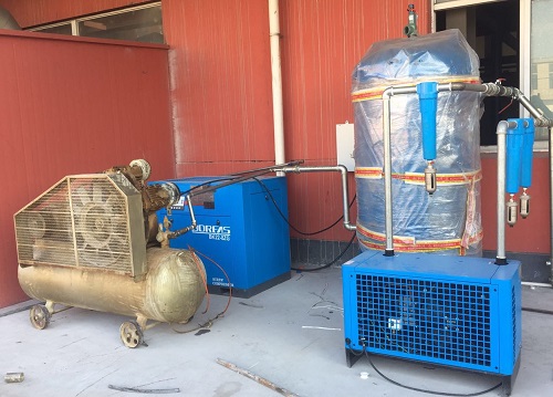 兩台(tai)開山空壓(ya)機連接一(yi)個儲氣罐(guàn) 兩台開山(shan)空壓機連(lián)接一個儲(chu)氣罐